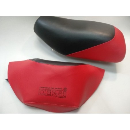 derbi variant sport R funda de asiento en rojo y negro con logo en negro